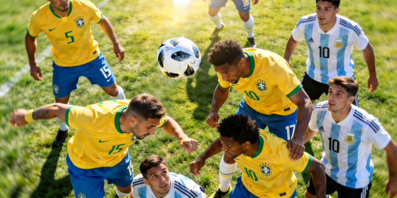 巴西与阿根廷历史交锋精彩瞬间 - 球员争抢头球